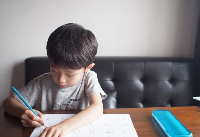 漢字の書き順がメチャクチャな小学1年生をどう導くか こそだてのコト