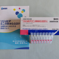 リジュセアミニのパンフレットと点眼液の箱・使い切り容器