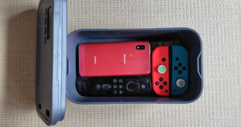 タイムロッキングコンテナにスマホ・リモコン・Joy-Con・Nintendo Switchを入れた様子